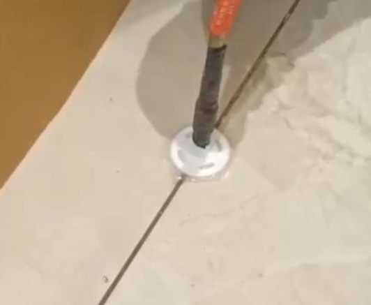 徐州市瓷砖空鼓维修公司专业解答瓷砖在铺贴过程中，如果没有涂抹均匀到位的粘结材料（如水泥砂浆或瓷砖胶），可能会导致以下问题