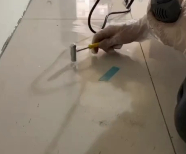 徐州市瓷砖开裂维修公司专业分享瓷砖在铺贴前如果没有沥干水分，将会导致以下问题